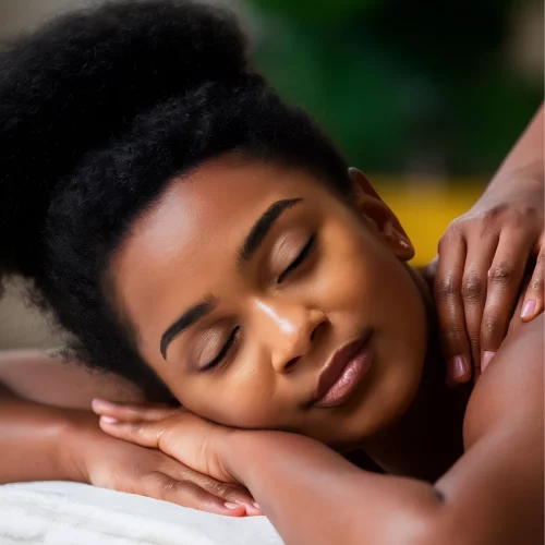 Détente et Bien-Être : Massage Relaxant Femme se relaxant lors d'un massage, gros plan sur le visage.